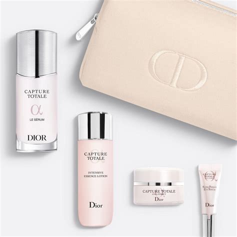 3 produits de soin Capture Totale dans une trousse Dior 